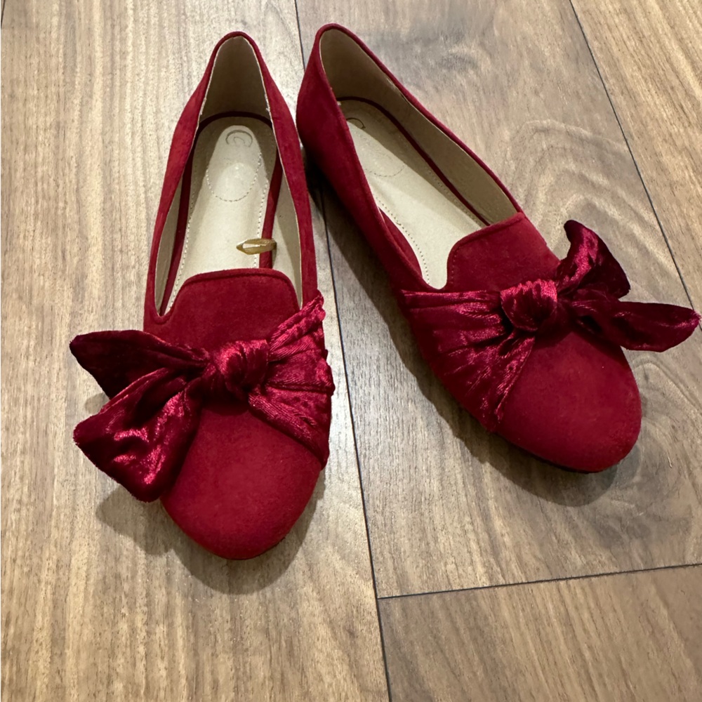 Size 8, red flats with bows